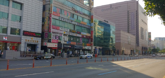 지난 21일 일요일 오후 코로나19 확진자가 무더기로 나온 둔산전자타운과 오렌지타운 사무실이 위치한 대전 탄방동 일대로, 사람과 자동차 등으로 붐비는 시간임에도 한산한 모습이다.